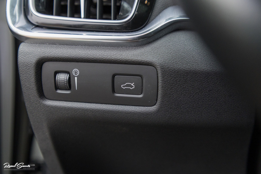 Volvo V60 2.0 T5 Momentum | Panorama | Leer | Harman Kardon | Zwenkbare trekhaak |