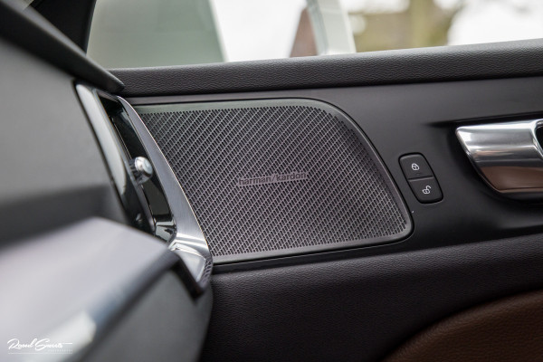 Volvo V60 2.0 T5 Momentum | Panorama | Leer | Harman Kardon | Zwenkbare trekhaak |