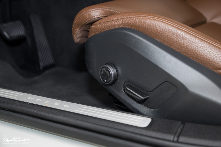 Volvo V60 2.0 T5 Momentum | Panorama | Leer | Harman Kardon | Zwenkbare trekhaak |