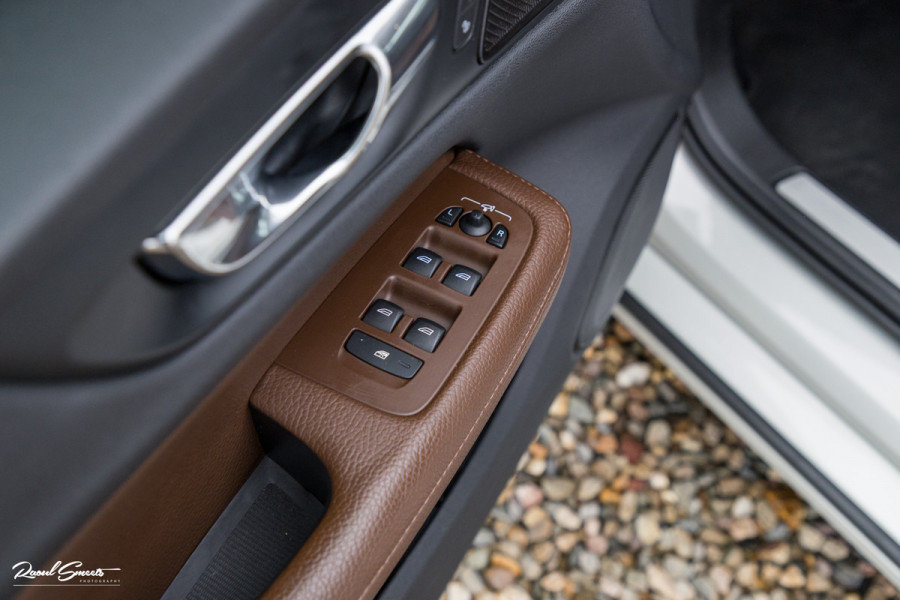 Volvo V60 2.0 T5 Momentum | Panorama | Leer | Harman Kardon | Zwenkbare trekhaak |
