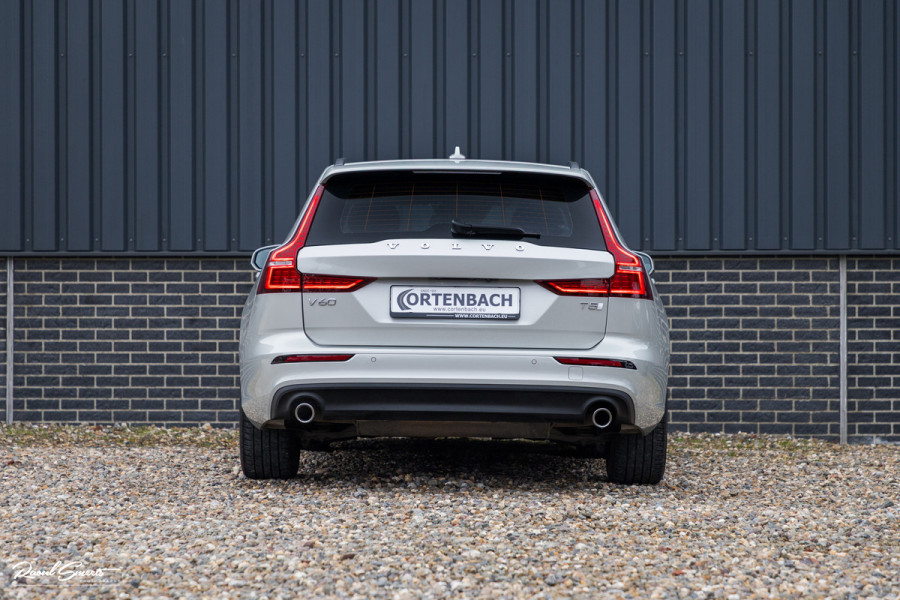 Volvo V60 2.0 T5 Momentum | Panorama | Leer | Harman Kardon | Zwenkbare trekhaak |