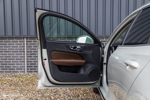 Volvo V60 2.0 T5 Momentum | Panorama | Leer | Harman Kardon | Zwenkbare trekhaak |