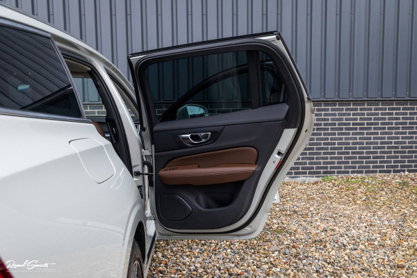 Volvo V60 2.0 T5 Momentum | Panorama | Leer | Harman Kardon | Zwenkbare trekhaak |