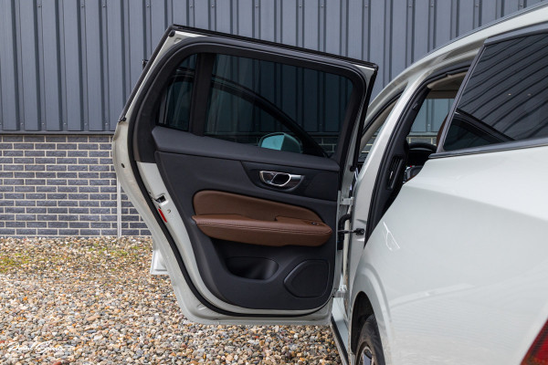Volvo V60 2.0 T5 Momentum | Panorama | Leer | Harman Kardon | Zwenkbare trekhaak |