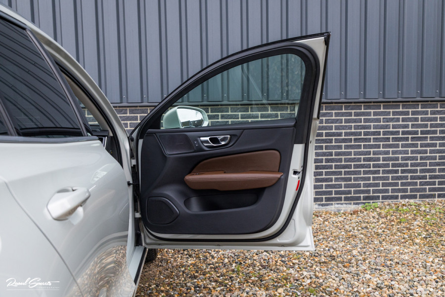 Volvo V60 2.0 T5 Momentum | Panorama | Leer | Harman Kardon | Zwenkbare trekhaak |