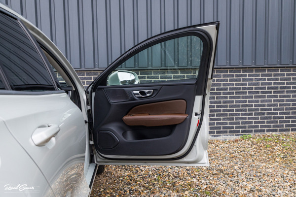 Volvo V60 2.0 T5 Momentum | Panorama | Leer | Harman Kardon | Zwenkbare trekhaak |