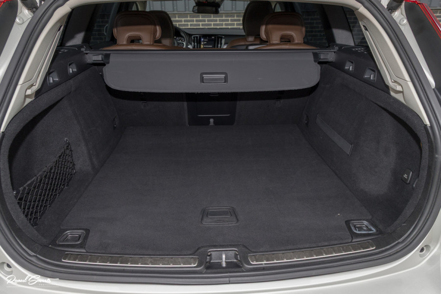 Volvo V60 2.0 T5 Momentum | Panorama | Leer | Harman Kardon | Zwenkbare trekhaak |