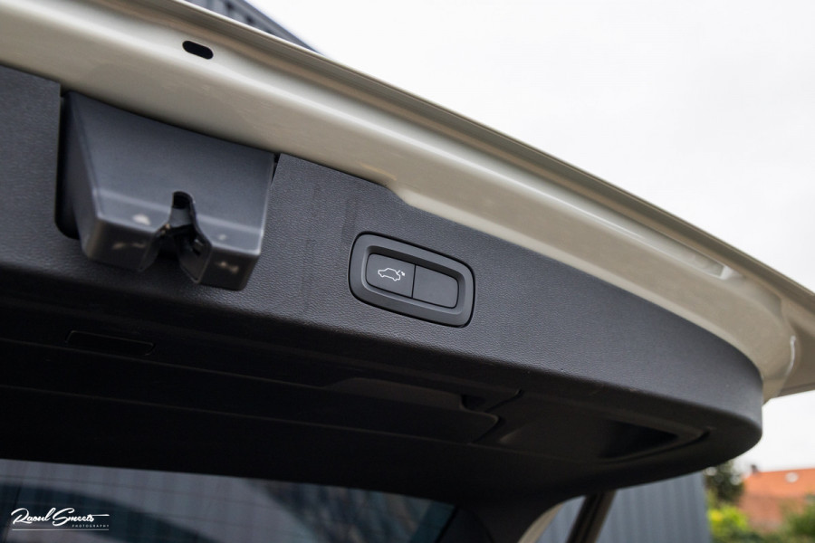 Volvo V60 2.0 T5 Momentum | Panorama | Leer | Harman Kardon | Zwenkbare trekhaak |