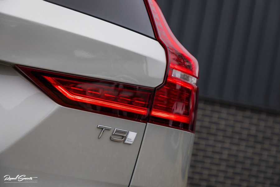 Volvo V60 2.0 T5 Momentum | Panorama | Leer | Harman Kardon | Zwenkbare trekhaak |