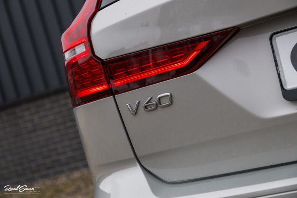 Volvo V60 2.0 T5 Momentum | Panorama | Leer | Harman Kardon | Zwenkbare trekhaak |