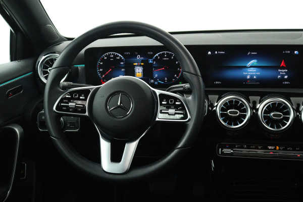 Mercedes-Benz A-Klasse 180 Business Solution Luxury (PANORAMADAK, SFEERVERLICHTING, STOELVERWARMING, CAMERA)