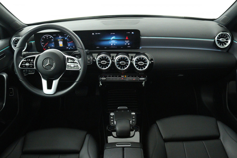 Mercedes-Benz A-Klasse 180 Business Solution Luxury (PANORAMADAK, SFEERVERLICHTING, STOELVERWARMING, CAMERA)