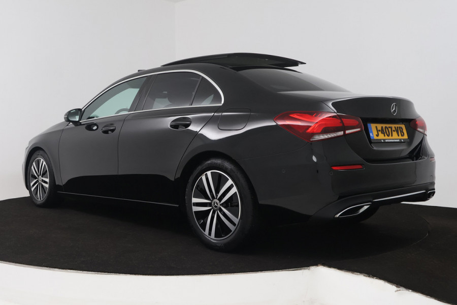 Mercedes-Benz A-Klasse 180 Business Solution Luxury (PANORAMADAK, SFEERVERLICHTING, STOELVERWARMING, CAMERA)