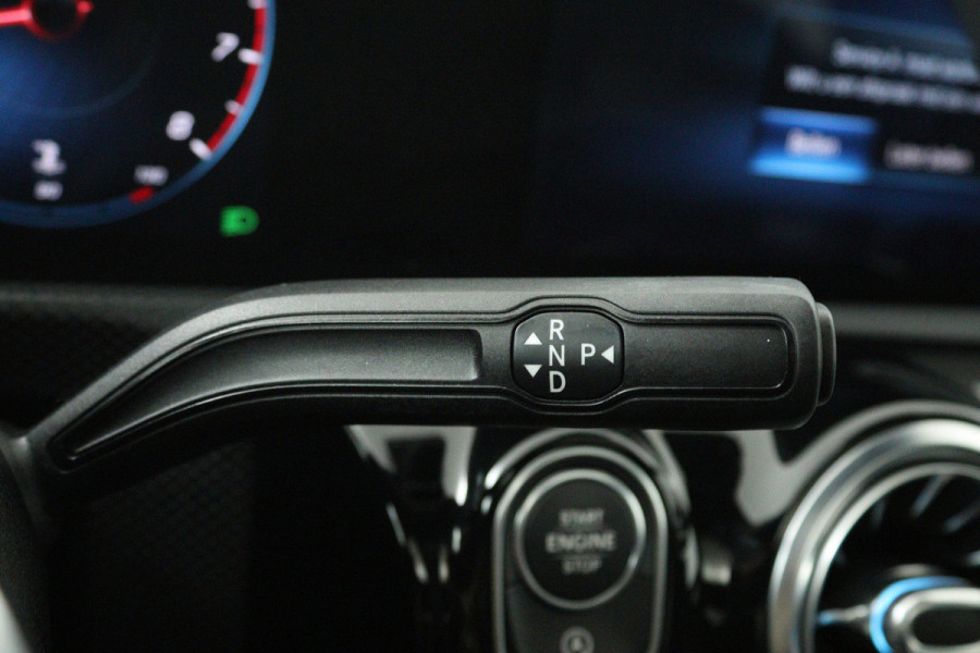 Mercedes-Benz A-Klasse 180 Business Solution Luxury (PANORAMADAK, SFEERVERLICHTING, STOELVERWARMING, CAMERA)