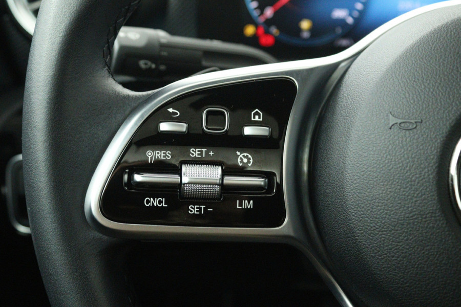 Mercedes-Benz A-Klasse 180 Business Solution Luxury (PANORAMADAK, SFEERVERLICHTING, STOELVERWARMING, CAMERA)