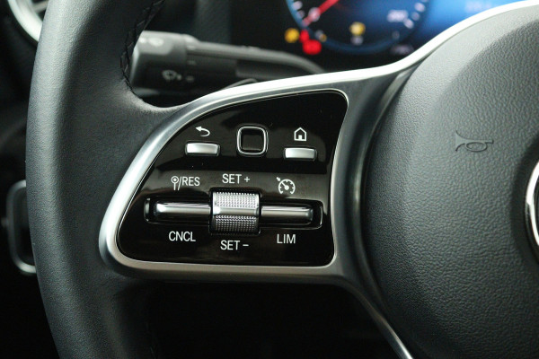 Mercedes-Benz A-Klasse 180 Business Solution Luxury (PANORAMADAK, SFEERVERLICHTING, STOELVERWARMING, CAMERA)