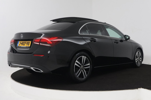 Mercedes-Benz A-Klasse 180 Business Solution Luxury (PANORAMADAK, SFEERVERLICHTING, STOELVERWARMING, CAMERA)