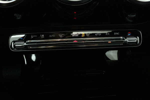 Mercedes-Benz A-Klasse 180 Business Solution Luxury (PANORAMADAK, SFEERVERLICHTING, STOELVERWARMING, CAMERA)
