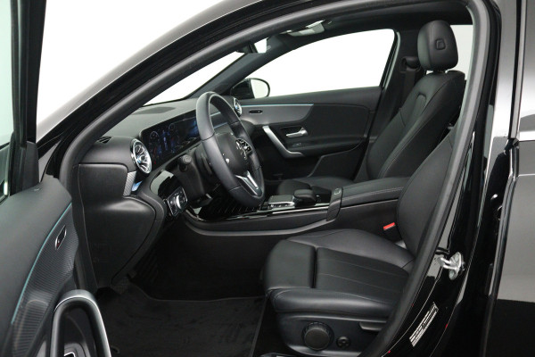 Mercedes-Benz A-Klasse 180 Business Solution Luxury (PANORAMADAK, SFEERVERLICHTING, STOELVERWARMING, CAMERA)