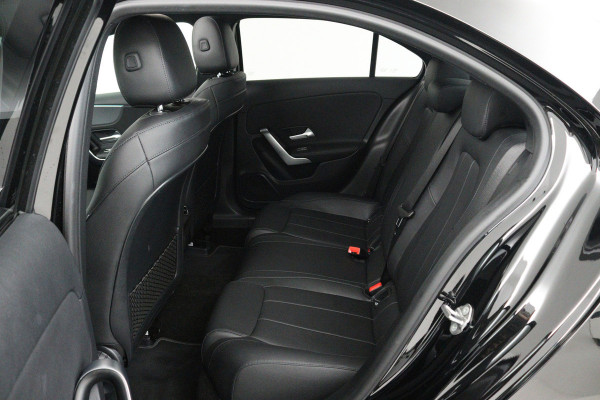 Mercedes-Benz A-Klasse 180 Business Solution Luxury (PANORAMADAK, SFEERVERLICHTING, STOELVERWARMING, CAMERA)