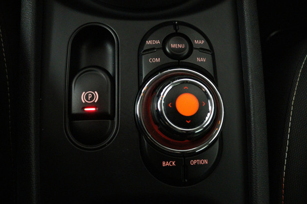 MINI Clubman 1.5 Cooper (SFEERVERLICHTING, H&K AUDIO, CRUISE CONTROL, NAVIGATIE, PARKEERSENSOREN)