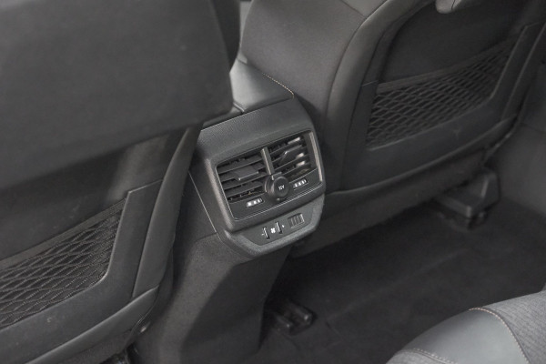 Peugeot 5008 PureTech 130 EAT8 GT Line | 7 Zitplaatsen | Trekhaak | Stoelverwarming | Apple Carplay