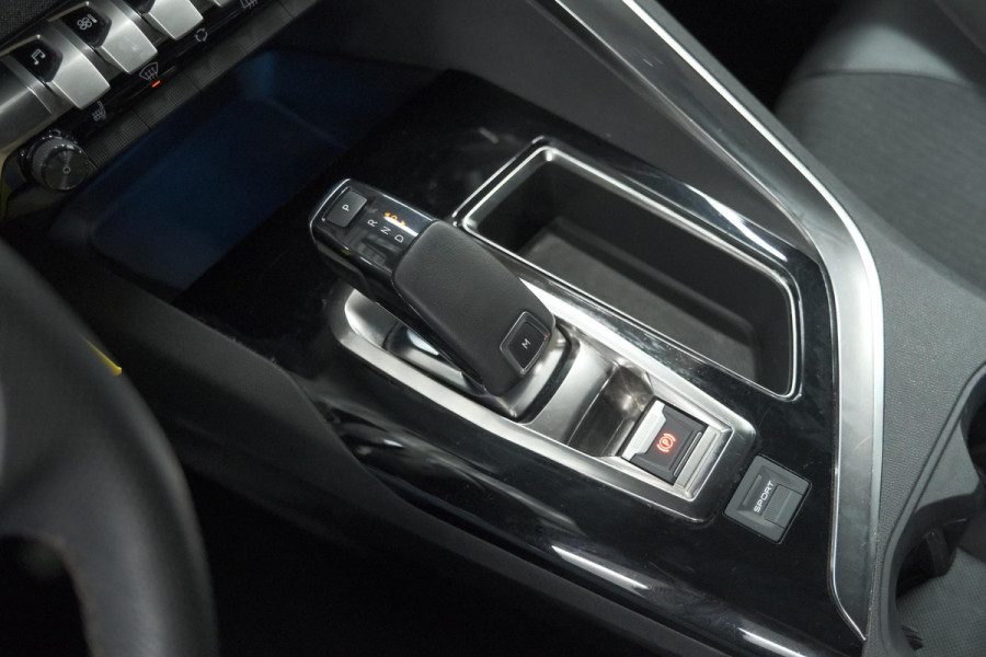 Peugeot 5008 PureTech 130 EAT8 GT Line | 7 Zitplaatsen | Trekhaak | Stoelverwarming | Apple Carplay