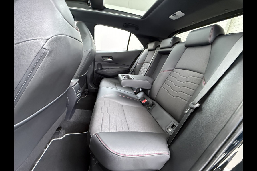 Toyota Corolla 2.0I 184 PK Hybride AUT. Trekhaak Pano-Dak Camera Adaptive-Cruise Apple Carplay Android Stoel+Stuurverwarming Navi* Ecc JBL®-Aud Led Privacy Glas Lane Assist Regen-Lichtsensor Keyless Voorruit Verwarmbaar Dodehoekdetectie Zeer compleet!