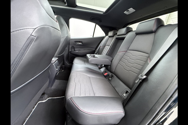 Toyota Corolla 2.0I 184 PK Hybride AUT. Trekhaak Pano-Dak Camera Adaptive-Cruise Apple Carplay Android Stoel+Stuurverwarming Navi* Ecc JBL®-Aud Led Privacy Glas Lane Assist Regen-Lichtsensor Keyless Voorruit Verwarmbaar Dodehoekdetectie Zeer compleet!