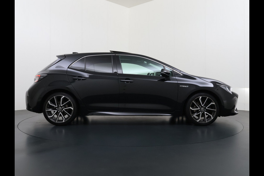 Toyota Corolla 2.0I 184 PK Hybride AUT. Trekhaak Pano-Dak Camera Adaptive-Cruise Apple Carplay Android Stoel+Stuurverwarming Navi* Ecc JBL®-Aud Led Privacy Glas Lane Assist Regen-Lichtsensor Keyless Voorruit Verwarmbaar Dodehoekdetectie Zeer compleet!