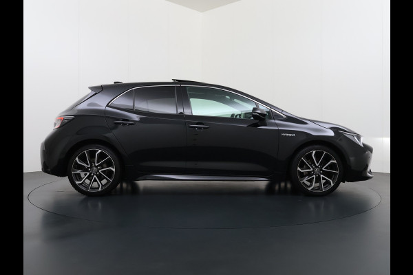 Toyota Corolla 2.0I 184 PK Hybride AUT. Trekhaak Pano-Dak Camera Adaptive-Cruise Apple Carplay Android Stoel+Stuurverwarming Navi* Ecc JBL®-Aud Led Privacy Glas Lane Assist Regen-Lichtsensor Keyless Voorruit Verwarmbaar Dodehoekdetectie Zeer compleet!