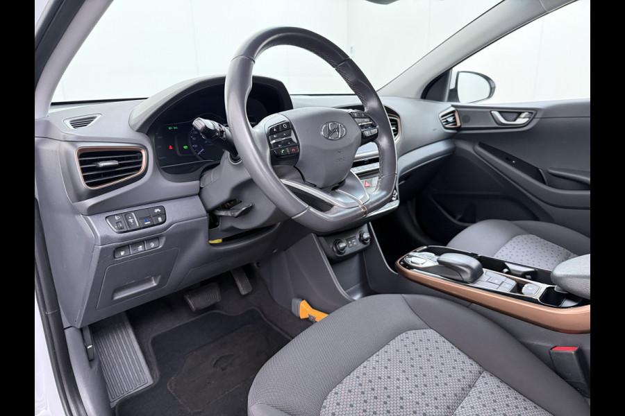 Hyundai IONIQ EV SOH 99,5% Navi Ecc Adap.Cruise Camera Comfort Android Auto Apple Carplay Infinity®-Hifi Isofix Bluetooth DAB VESS Lane Assist Regen-Licht sensor Origineel Nederlandse Auto Laatste Grote beurt bij 124.230km uitgev.