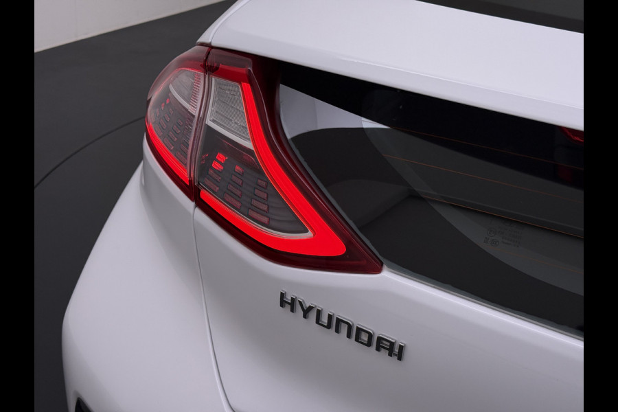 Hyundai IONIQ EV SOH 99,5% Navi Ecc Adap.Cruise Camera Comfort Android Auto Apple Carplay Infinity®-Hifi Isofix Bluetooth DAB VESS Lane Assist Regen-Licht sensor Origineel Nederlandse Auto Laatste Grote beurt bij 124.230km uitgev.