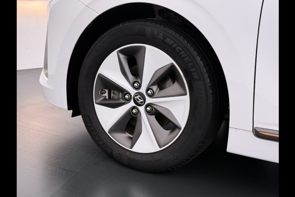 Hyundai IONIQ EV SOH 99,5% Navi Ecc Adap.Cruise Camera Comfort Android Auto Apple Carplay Infinity®-Hifi Isofix Bluetooth DAB VESS Lane Assist Regen-Licht sensor Origineel Nederlandse Auto Laatste Grote beurt bij 124.230km uitgev.