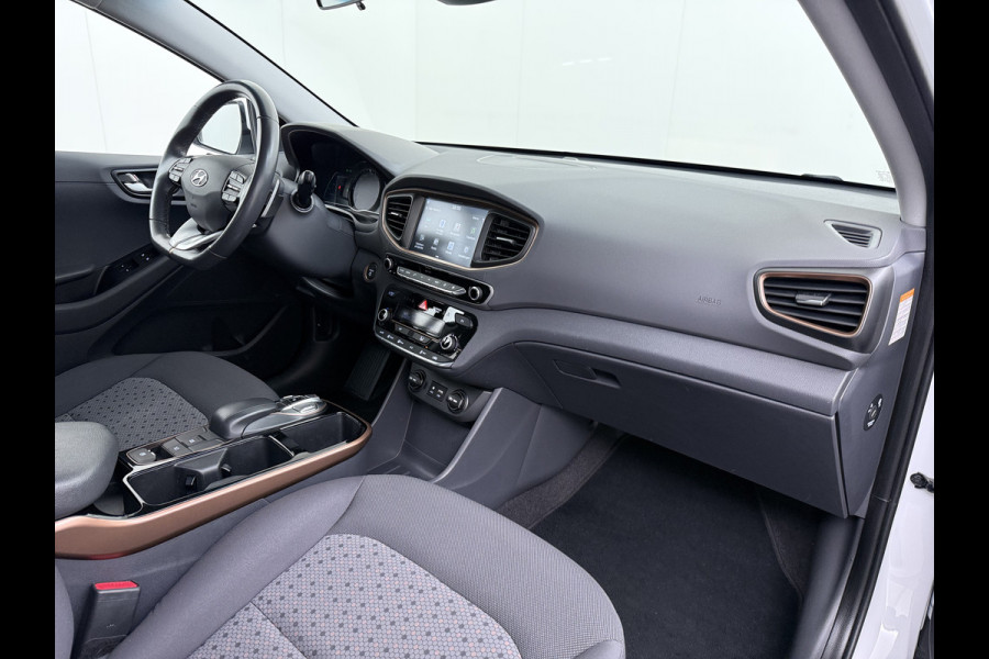 Hyundai IONIQ EV SOH 99,5% Navi Ecc Adap.Cruise Camera Comfort Android Auto Apple Carplay Infinity®-Hifi Isofix Bluetooth DAB VESS Lane Assist Regen-Licht sensor Origineel Nederlandse Auto Laatste Grote beurt bij 124.230km uitgev.