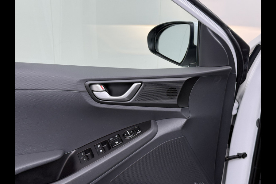 Hyundai IONIQ EV SOH 99,5% Navi Ecc Adap.Cruise Camera Comfort Android Auto Apple Carplay Infinity®-Hifi Isofix Bluetooth DAB VESS Lane Assist Regen-Licht sensor Origineel Nederlandse Auto Laatste Grote beurt bij 124.230km uitgev.
