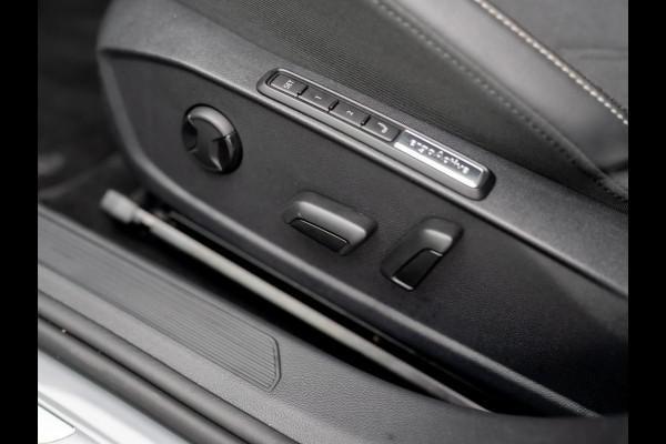 Volkswagen Golf 1.5 eTSI 50 Edition | Panodak | Trekhaak wegkl. | Stoelgeheugen | Head Up | IQ Light | Prijs Rijklaar!!