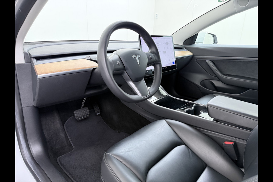 Tesla Model 3 SR+ 325PK Trekhaak LFP-Accu AutoPilot Leer Pano-Dak Adaptive Cruise Lmv 18" Camera's Elektr.-Stuur+Stoelen+Spiegels+Geheugen+Eas SOH 92% Ecc Navi Led DAB Voorverwarmen interieur via App Keyless One-Pedal-Drive 1.000KG Trekgewicht 1e Eigenaar Origineel Nederlandse Auto Fabrieksgarantie op Accu en Motor tot 14-12-2028/160.000km