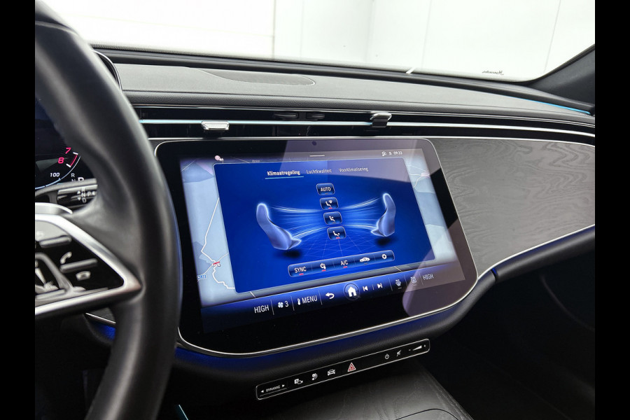 Mercedes-Benz E-Klasse Estate 300 e Luxury Line Plug-In Hybride Trekhaak | Rijassistentiepakket plus | Parkeerpakket met 360°-camera | Distronic | Sfeerverlichting. Inclusief 24 maanden Mercedes-Benz Certified garantie voor Europa.