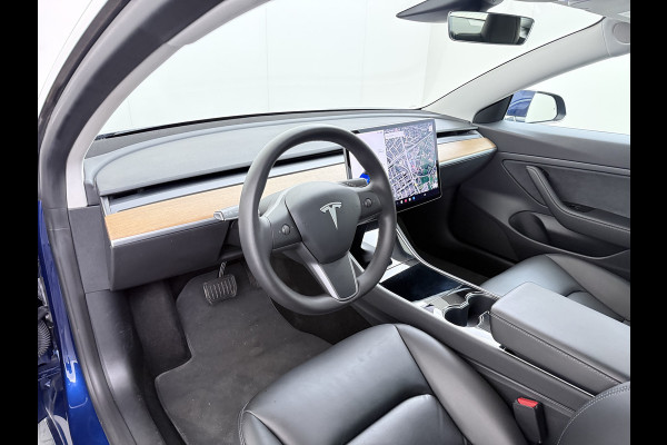 Tesla Model 3 SR+ 325PK LFP-Accu AutoPilot Leer Pano-Dak Adaptive Cruise Lmv 18" Camera's Elektr.-Stuur+Stoelen+Spiegels+Geheugen+Easy-Entry+V SOH 90% Ecc Navi Led DAB Voorverwarmen interieur via App Keyless One-Pedal-Drive Origineel Nederlandse Auto Slechts 26.700km!