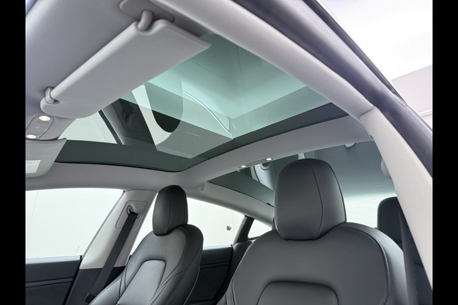 Tesla Model 3 SR+ 325PK LFP-Accu AutoPilot Leer Pano-Dak Adaptive Cruise Lmv 18" Camera's Elektr.-Stuur+Stoelen+Spiegels+Geheugen+Easy-Entry+V SOH 90% Ecc Navi Led DAB Voorverwarmen interieur via App Keyless One-Pedal-Drive Origineel Nederlandse Auto Slechts 26.700km!