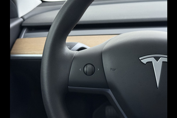 Tesla Model 3 SR+ 325PK LFP-Accu AutoPilot Leer Pano-Dak Adaptive Cruise Lmv 18" Camera's Elektr.-Stuur+Stoelen+Spiegels+Geheugen+Easy-Entry+V SOH 90% Ecc Navi Led DAB Voorverwarmen interieur via App Keyless One-Pedal-Drive Origineel Nederlandse Auto Slechts 26.700km!