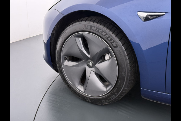 Tesla Model 3 SR+ 325PK LFP-Accu AutoPilot Leer Pano-Dak Adaptive Cruise Lmv 18" Camera's Elektr.-Stuur+Stoelen+Spiegels+Geheugen+Easy-Entry+V SOH 90% Ecc Navi Led DAB Voorverwarmen interieur via App Keyless One-Pedal-Drive Origineel Nederlandse Auto Slechts 26.700km!