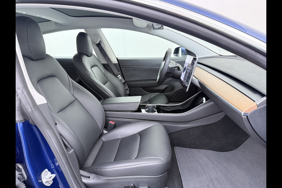 Tesla Model 3 SR+ 325PK LFP-Accu AutoPilot Leer Pano-Dak Adaptive Cruise Lmv 18" Camera's Elektr.-Stuur+Stoelen+Spiegels+Geheugen+Easy-Entry+V SOH 90% Ecc Navi Led DAB Voorverwarmen interieur via App Keyless One-Pedal-Drive Origineel Nederlandse Auto Slechts 26.700km!