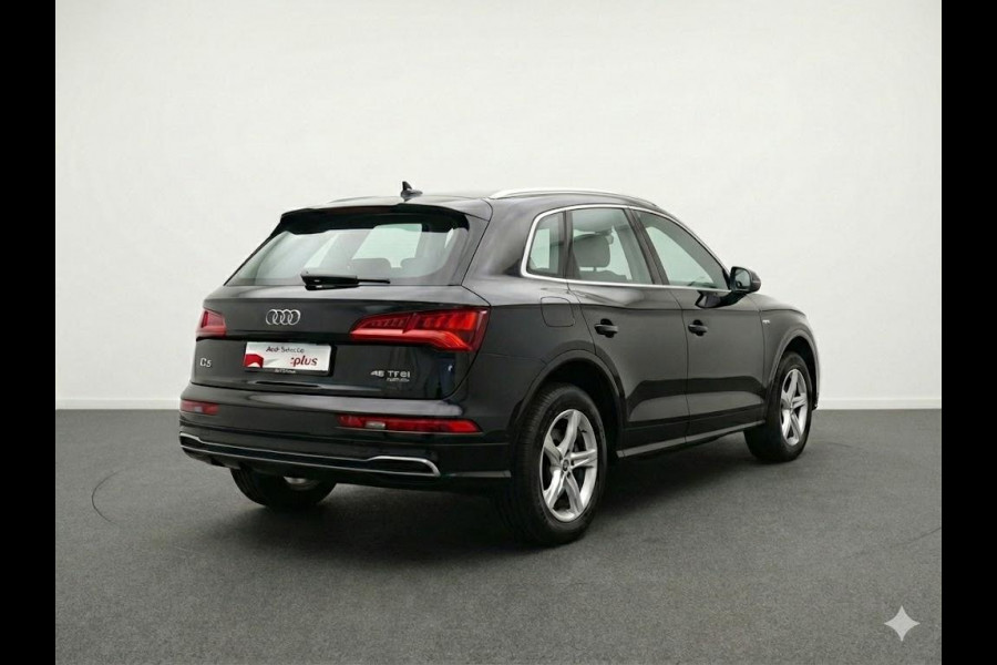 Audi Q5 45 TFSI quattro S edition 245pk S-tronic | Navigatie | Parkeercamera | Sportstoelen | 18 inch Lichtmetalen velgen | Parkeersensoren voor en achter