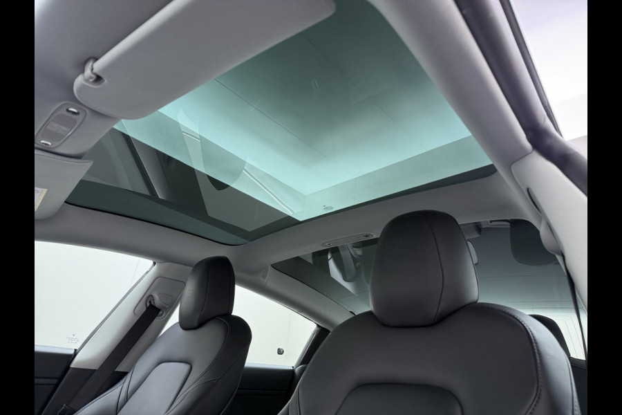 Tesla Model 3 SR+ 325PK Trekhaak Lmv 19" AutoPilot Leer Pano-Dak Adaptive Cruise Camera's Elektr.-Stuur+Stoelen+Spiegels+Geheugen+Easy-Entry+V SOH 84% Ecc Navi Led DAB Voorverwarmen interieur via App Keyless One-Pedal-Drive 1e Eigenaar Origineel Nederlandse Auto 1.584kg licht!