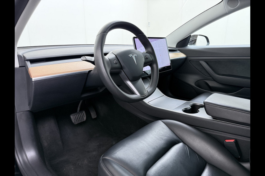 Tesla Model 3 SR+ 325PK Trekhaak Lmv 19" AutoPilot Leer Pano-Dak Adaptive Cruise Camera's Elektr.-Stuur+Stoelen+Spiegels+Geheugen+Easy-Entry+V SOH 84% Ecc Navi Led DAB Voorverwarmen interieur via App Keyless One-Pedal-Drive 1e Eigenaar Origineel Nederlandse Auto 1.584kg licht!