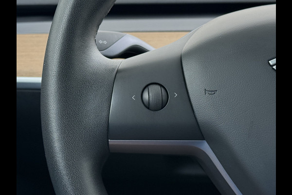 Tesla Model 3 SR+ 325PK Trekhaak Lmv 19" AutoPilot Leer Pano-Dak Adaptive Cruise Camera's Elektr.-Stuur+Stoelen+Spiegels+Geheugen+Easy-Entry+V SOH 84% Ecc Navi Led DAB Voorverwarmen interieur via App Keyless One-Pedal-Drive 1e Eigenaar Origineel Nederlandse Auto 1.584kg licht!