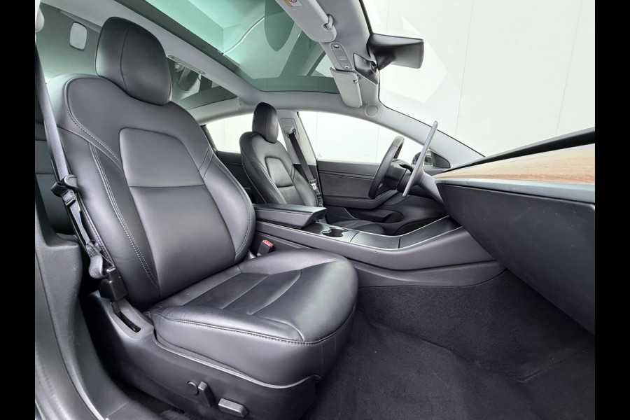Tesla Model 3 SR+ 325PK Trekhaak Lmv 19" AutoPilot Leer Pano-Dak Adaptive Cruise Camera's Elektr.-Stuur+Stoelen+Spiegels+Geheugen+Easy-Entry+V SOH 84% Ecc Navi Led DAB Voorverwarmen interieur via App Keyless One-Pedal-Drive 1e Eigenaar Origineel Nederlandse Auto 1.584kg licht!