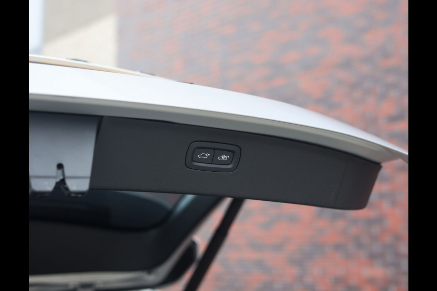 Volvo XC90 T8 Recharge AWD Ultimate Dark | Pano - Trekhaak - Luchtvering